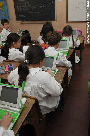 Escolares trabajando con las computadoras portátiles del plan Ceibal - Departamento de Río Negro - URUGUAY. Foto No. 35344