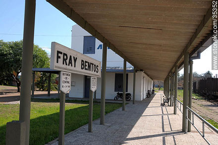 Estación de trenes de Fray Bentos - Departamento de Río Negro - URUGUAY. Foto No. 35352