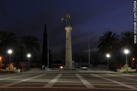 Plaza Artigas de Fray Bantos. - Departamento de Río Negro - URUGUAY. Foto No. 35464