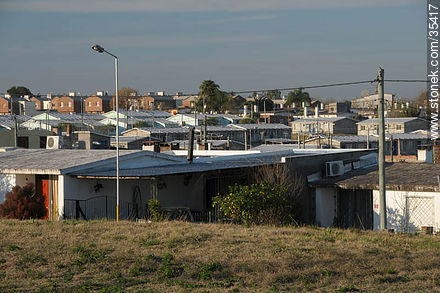 Viviendas del barrio obrero de Fray Bentos levantado en la ocasión de la construcción de la planta de Botnia - Departamento de Río Negro - URUGUAY. Foto No. 35417