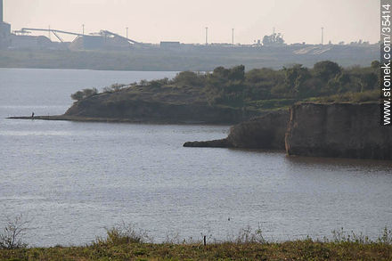 Costa del río Uruguay y Planta de Botnia - Departamento de Río Negro - URUGUAY. Foto No. 35414