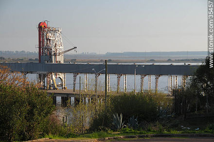 Port crane - Rio Negro - URUGUAY. Foto No. 35457