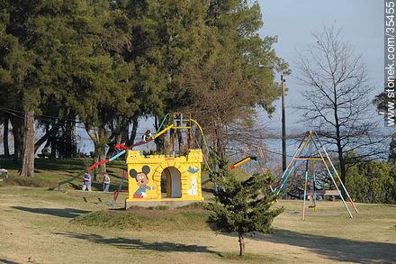 Parque infantil en Fray Bentos próximo al Río Uruguay - Departamento de Río Negro - URUGUAY. Foto No. 35455