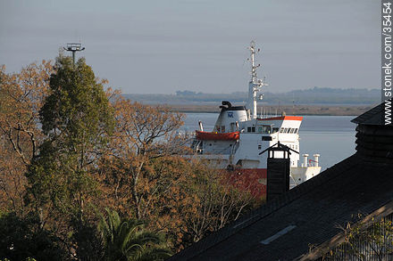 Ship in port of Fray Bentos - Rio Negro - URUGUAY. Foto No. 35454