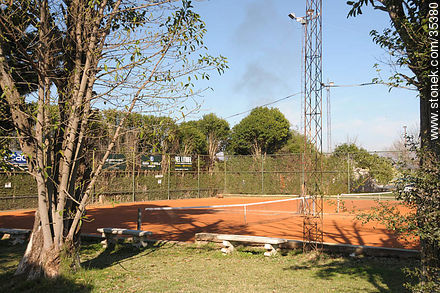 Fray Bentos Golf Club. Cancha de tenis. - Departamento de Río Negro - URUGUAY. Foto No. 35380