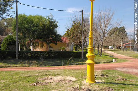 Columna amarilla - Departamento de Río Negro - URUGUAY. Foto No. 35483