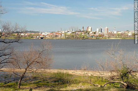 Río Negro y ciudad de Mercedes desde Los Arrayanes - Departamento de Río Negro - URUGUAY. Foto No. 35480