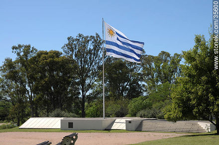 Plaza de la Bandera en el Prado de la Piedra Alta - Departamento de Florida - URUGUAY. Foto No. 35600