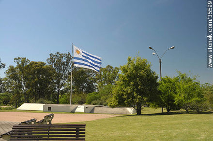 Plaza de la Bandera en el Prado de la Piedra Alta. - Departamento de Florida - URUGUAY. Foto No. 35599