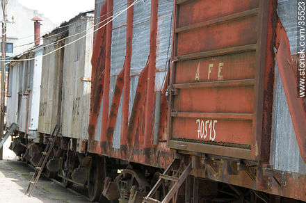 Viejos vagones de ferrocarril utilizados como viviendas provisorias - Departamento de Florida - URUGUAY. Foto No. 35523