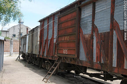 Viejos vagones de ferrocarril utilizados como viviendas provisorias - Departamento de Florida - URUGUAY. Foto No. 35522