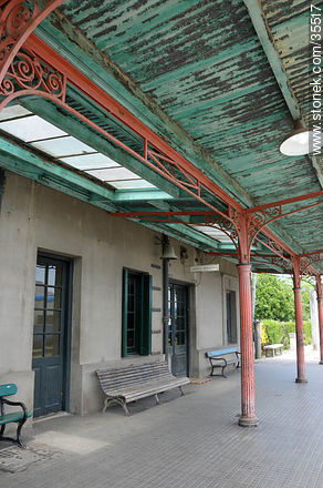 Estación de tren de Florida. Estructura metálica antigua, techo del andén. - Departamento de Florida - URUGUAY. Foto No. 35517