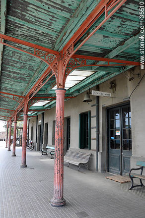Estación de tren de Florida. Estructura metálica antigua, techo del andén. - Departamento de Florida - URUGUAY. Foto No. 35510
