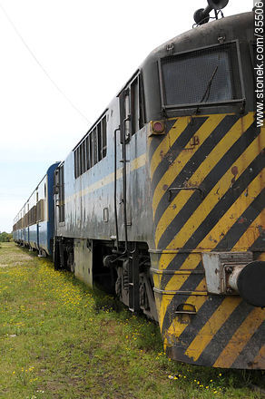 Train station. Diesel locomotive. - Department of Florida - URUGUAY. Foto No. 35506