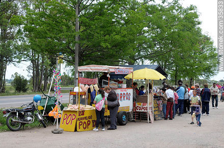 Puestos de venta en la zona del zoológico de Durazno. - Departamento de Durazno - URUGUAY. Foto No. 35833