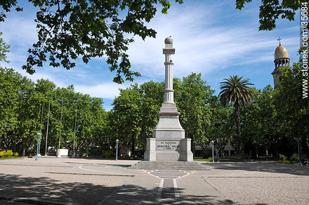 Plaza Independencia. Monumento a Cristóbal Colón - Departamento de Durazno - URUGUAY. Foto No. 35684