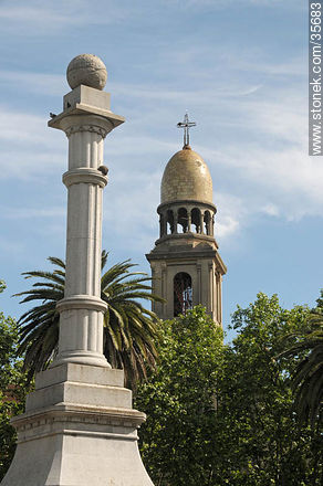 Monumento a Cristóbal Colón. Cúpula de la iglesia San Pedro. - Departamento de Durazno - URUGUAY. Foto No. 35683