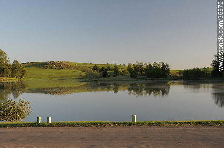 Lago artificial del balneario Iporá - Departamento de Tacuarembó - URUGUAY. Foto No. 35970