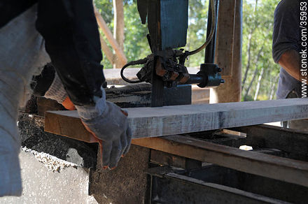 Industria maderera. Corte de perfiles de madera. - Departamento de Tacuarembó - URUGUAY. Foto No. 35953