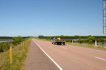 Ruta 5, km 425, límite con el departamento de Rivera. Río Tacuarembó - Departamento de Tacuarembó - URUGUAY. Foto No. 35921