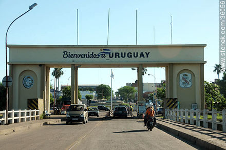Concordia International bridge over Cuareim river joining the city of Artigas (Uruguay) and Quaraí (Brazil). Welcome to Uruguay. - Artigas - URUGUAY. Photo #36056