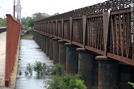 Puente ferroviario sobre el río Cuareim, en desuso. - Departamento de Artigas - URUGUAY. Foto No. 36281