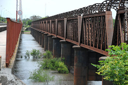 Puente ferroviario sobre el río Cuareim, en desuso. - Departamento de Artigas - URUGUAY. Foto No. 36279