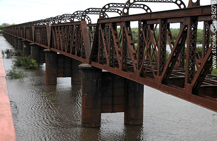 Puente ferroviario sobre el río Cuareim, en desuso. - Departamento de Artigas - URUGUAY. Foto No. 36276