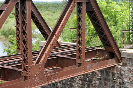 Puente ferroviario sobre el río Cuareim, en desuso. - Departamento de Artigas - URUGUAY. Foto No. 36270