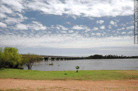 Barra do Quaraí, Brasil. Río Cuareim. - Departamento de Artigas - URUGUAY. Foto No. 36250