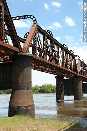 Barra do Quaraí, Brasil. Puente ferroviario en desuso. - Departamento de Artigas - URUGUAY. Foto No. 36241