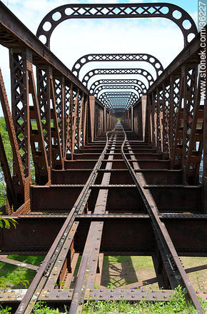 Barra do Quaraí, Brasil. Puente ferroviario sobre el río Cuareim. - Departamento de Artigas - URUGUAY. Foto No. 36227