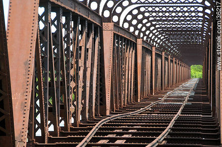 Barra do Quaraí, Brasil. Puente ferroviario sobre el río Cuareim. - Departamento de Artigas - URUGUAY. Foto No. 36217