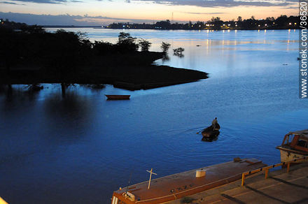 Remero en el río Uruguay - Departamento de Salto - URUGUAY. Foto No. 36520