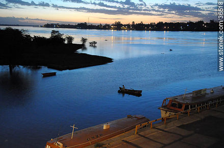 Vista nocturna del río Uruguay - Departamento de Salto - URUGUAY. Foto No. 36518