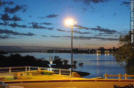 Vista nocturna del río Uruguay - Departamento de Salto - URUGUAY. Foto No. 36503