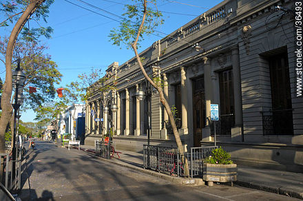 Banco República en la Av. Uruguay. - Departamento de Salto - URUGUAY. Foto No. 36493