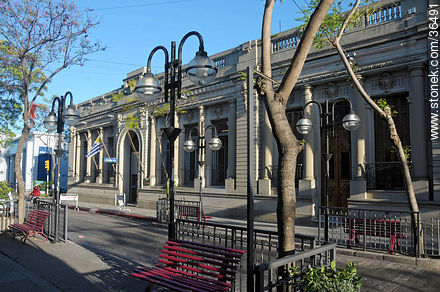 Banco República en la Av. Uruguay. - Departamento de Salto - URUGUAY. Foto No. 36491