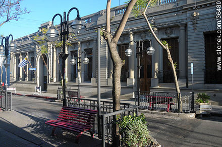 Banco República en la Av. Uruguay. - Departamento de Salto - URUGUAY. Foto No. 36480