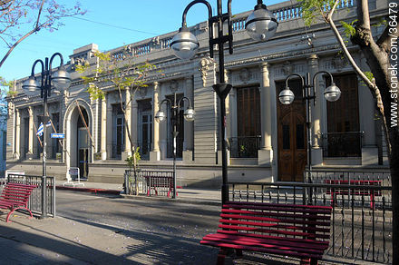 Banco República en la Av. Uruguay. - Departamento de Salto - URUGUAY. Foto No. 36479