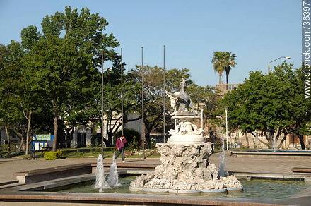 Treinta y Tres Orientales square - Department of Salto - URUGUAY. Photo #36397
