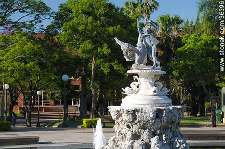Treinta y Tres Orientales square - Department of Salto - URUGUAY. Photo #36396