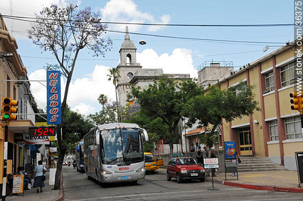 Calle Artigas. Escuela y Edificio del Correo. - Departamento de Salto - URUGUAY. Foto No. 36375