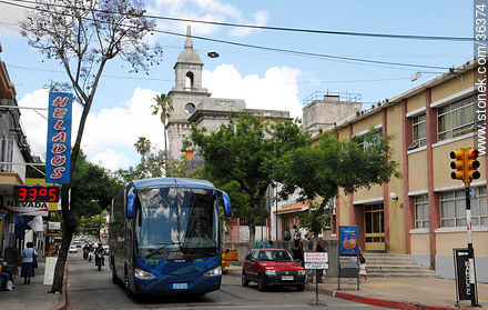 Calle Artigas. Escuela y edificio del Correo. - Departamento de Salto - URUGUAY. Foto No. 36374