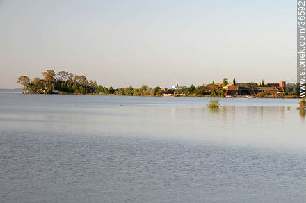 Embalse de la represa de Salto Grande en el Río Uruguay - Departamento de Salto - URUGUAY. Foto No. 36592