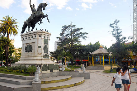 25 de Mayo square - Department of Salto - URUGUAY. Foto No. 36832