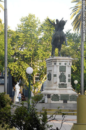 Plaza 25 de Mayo - Departamento de Salto - URUGUAY. Foto No. 36828