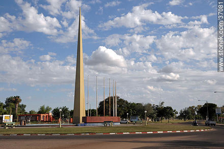 Obelisco. Av. Batlle y Ordóñez y Salto. - Departamento de Paysandú - URUGUAY. Foto No. 37081