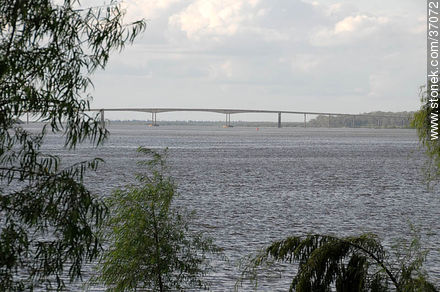 Río Uruguay crecido. Puente Gral. Artigas entre Paysandú  y Colón (RA) - Departamento de Paysandú - URUGUAY. Foto No. 37072