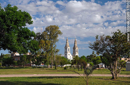 Plaza de los Inmigrantes. Cúpulas de la capilla del Colegio Don Bosco - Departamento de Paysandú - URUGUAY. Foto No. 37062